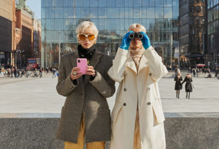 Hvilket afkast kan vi forvente i de næste 10-15 år? To kvinde ser langt og kort frem